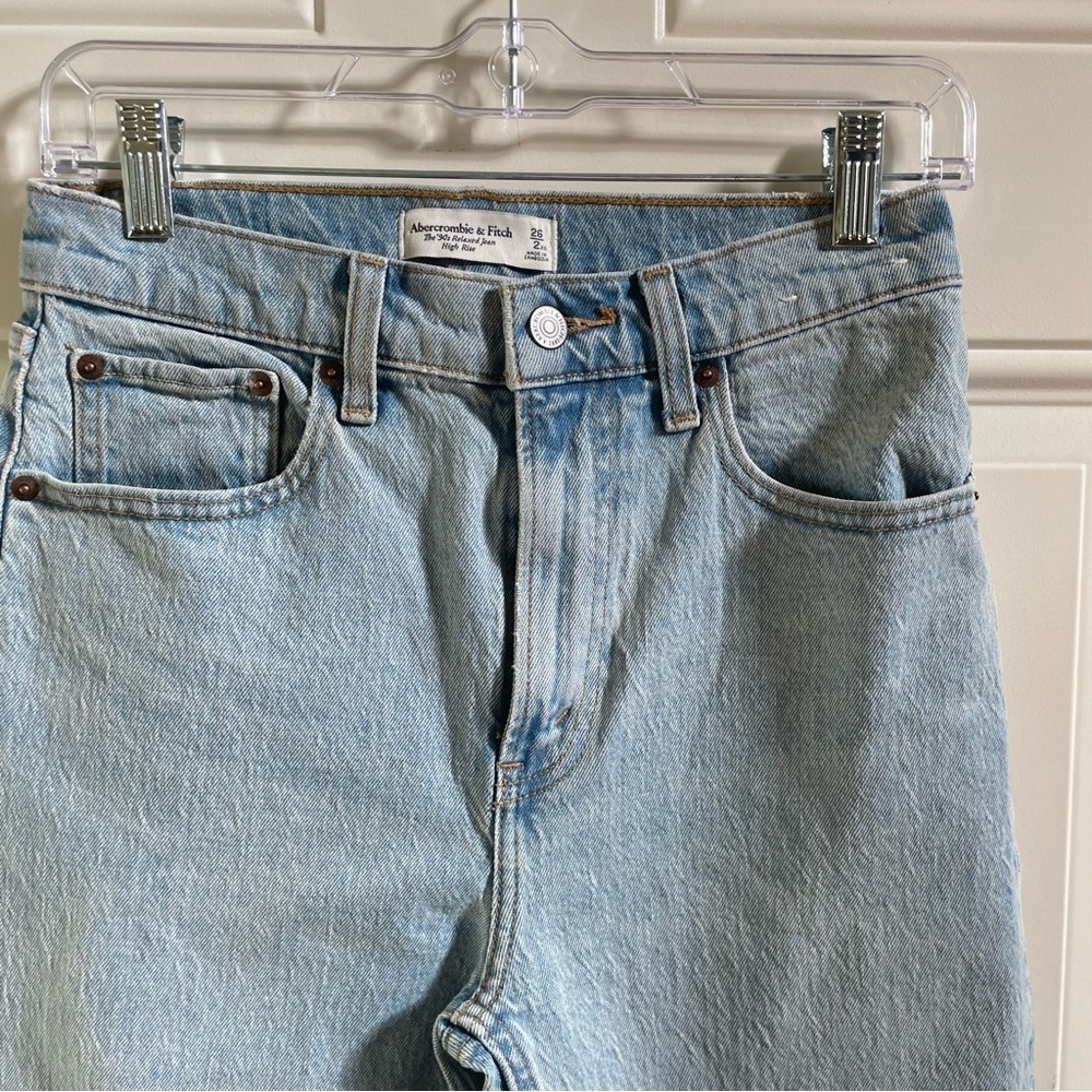 A & F 90’s relaxed high rise straight leg jeans 26/2 - Picture 4 of 7